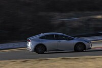 サーキットを駆け抜ける姿は、まるでスポーツカーのよう。リアアクスルに独立型モーターを持つ4WD車では、後輪が路面を蹴るさまが如実に体感できた。