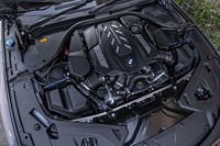 搭載されるエンジンは、4.4リッターV8ツインターボ。最高出力530ps、最大トルク750Nmという実力を持つ。燃費はJC08モードで9.9km/リッター、WLTCモードで8.3km/リッターという数値が発表されている。
