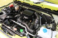 パワープラントに見る、市街地での痛痒（つうよう）感のなさは「ジムニー」に分がある。制御のうまさも含めて、日本専用開発の軽自動車用パワープラントの面目躍如。