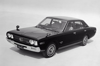 日産は1966年にプリンスを吸収合併。「セドリック／グロリア」は、1971年に登場した230型から設計を共にする姉妹車となった。写真は「セドリック2600GX」。