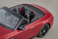 小さいながらも後席が設けられ、乗車定員が4人となったのも新型「SL」の大きなトピック。それでも、ボディーのねじり剛性は「メルセデスAMG GTロードスター」比で50％も高い。