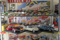 シトロエンのミニチュアカーはモデルごとに違うケースに飾られている。ここはDSのコレクション。