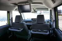 セットオプションの「コンフォートパッケージ」を選ぶと、前席背面に折り畳み式の「シートバックテーブル」が装着される。