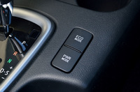 走行モードは、通常モードのほかに、燃費に配慮したエコモードと、ピックアップ重視のパワーモードが選べる。