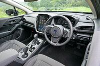 インテリアでは装飾類やインフォテインメントシステムなどを省くことで価格を抑えている。撮影車両は11.6インチディスプレイやピアノブラックのシフトパネル、本革巻きシフトレバーなどを備えているが、これらはいずれもオプション装備だ。