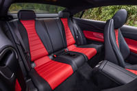 「エクスクルーシブパッケージ」を選択した際の内装色は、試乗車のクラシックレッド／ブラックのコンビネーションを含む5種類からチョイスできる。後席は2人乗り。クーペモデルながら身長約170cmの乗員が余裕をもって座れるスペースが確保されている。