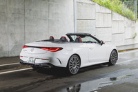 天候が今ひとつだったため、屋根のある場所でソフトトップを開けてみる。開閉に要する時間はそれぞれ20秒ほど。