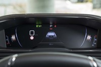 メーターパネルはフル液晶タイプ。基本的なデザインや表示する情報の内容は好みのものに変更できる。