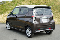 「ハイウェイスター」のリアにはルーフスポイラーが備わるほか、フロントと同様、バンパーがエアロタイプに変更される。