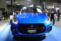 「東京オートサロン2025」のスズキブースで初披露された「スイフトスポーツZC33Sファイナルエディション」。発売は2025年3月19日の予定だ。