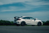 新型「シビック タイプR」は、2022年4月に鈴鹿サーキットでFF車最速のラップタイム（2分23秒120）を記録した。こうした事実があれば、あとは眺めているだけでも幸せになれるというものだ。