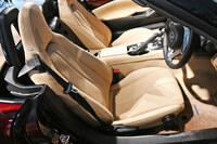 内装色は「スポーツタン」。シートだけでなくフロアまでもタンカラーになっているのが特徴だ。フロアマットにも35周年の記念エンブレムが備わっている。