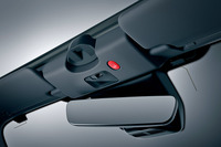 オーバーヘッドコンソールに備わる、「コネクティッドサービス」のSOSボタン。リムのないデザインのルームミラーも新採用の装備だ。