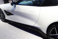 新型「ヴァンキッシュ」のドアパネル。中段に、リアにいくにつれ下降していく流れの谷があり、パネルの下部が上向きの面となっている。