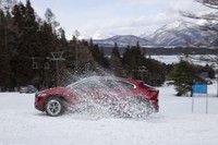 最高出力200PSの駆動用モーターを前後アクスルにそれぞれ搭載。内燃機関車よりも細かなスピードコントロールが可能だ。