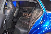 ホイールベースは初代に比べて140mm延長。後席の定員は現行型の2人から3人へと増やされた。