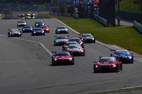 GT500クラスのスタートシーン。予選トップのNo.38 ZENT CERUMO LC500を先頭に、各車1コーナーへと向かう。