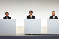 プレゼンテーション後の質疑応答では、欧州委員会による「2035年以降のエンジン車廃止」の撤回についても言及。それを現実的な決定であると評しつつも、エンジン車継続の前提であるe-fuelの実用性については、「生産のプロセス、エネルギー変換効率の点で課題がある」とコメント。現実的な選択肢とするためにも、さらなる技術開発が必要だろうと述べた。