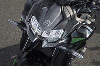 アグレッシブなフロントまわり。「川」の字を模したエンブレムは、川崎重工の技術を生かしたスーパーチャージャー装着車に装着されるもの。