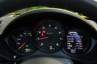 2リッターボクサーユニットのレッドゾーンは7400rpmから。タコメーターの盤面中央に「Boxter T」のロゴが刻まれる。