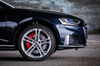 「プレディクティブアクティブサスペンション」では、48Vの電源システムを用いている。各輪に装着された電気モーターが路面や走行状況に応じて、車高や減衰力を個別にコントロールする。写真は車高を最も上げた様子。