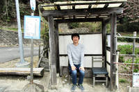 2018年3月に亀山IC付近のバス停を訪れた。周囲はのどかな雰囲気。