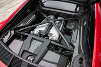 「R8クーペ V10プラス5.2 FSIクワトロ」に積まれる5.2リッターV10自然吸気エンジン。