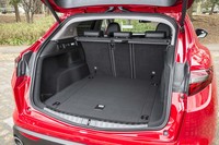 荷室の容量は、5人乗車時（写真）で525リッターが確保される。脱着式のトノカバーも備わる。