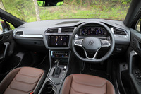 インテリアデザインは従来型を基本に、細部をリファイン。「TSIファーストエディション」のルーフライニングはブラック仕上げで、ダッシュボードやドアパネルには、専用デコラティブウッドパネルが採用されている。