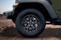 グロスブラックに塗装された17インチアルミホイールが採用される。