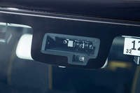 衝突被害軽減ブレーキや誤発進（後進）抑制制御機能、車線逸脱警報機能など、さまざまな運転支援機能が装備されている「クロスビー」。ただし「スイフト」より上のモデルに装備される前走車追従機能付きクルーズコントロールは設定されていない。