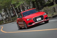 「RS 3セダン」の動力性能は、0-100km/h加速が4.1秒、最高速が250km/h（リミッター作動）と公表される。クワトロ4WDシステムはプロペラシャフトの後端に電子制御式マルチプレートクラッチを備えたタイプを採用する。