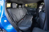 リアシートは6：4の分割可倒機構およびアームレストスルー機構付き。フロントセンターコンソールの背面には、後席用のエアコン吹き出し口やUSBポート（Type-A、Type-Cが1つずつ）が装備される。