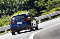 「モデューロX」でベース車と異なるのは、主にエアロパーツと足まわり。見た目の質感はもちろんのこと、ドライバーの意のままになる操縦性が持ち味だ。