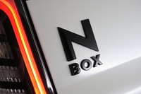 「N-BOXカスタム スタイル＋ ブラック」ボディーカラーは「プラチナホワイトパール」「メテオロイドグレーメタリック」「クリスタルブラックパール」の全3色となっている。