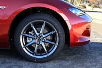 今回の改良では16インチ、17インチともにホイールのデザインを変更。写真は高輝度塗装が施された「SレザーパッケージVセレクション」の16インチアルミホイール。