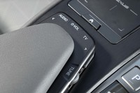 センターアームレストの前端には「UX」専用のインフォテインメントシステムコントローラーが備わっている。