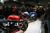 各完成車メーカーのブースには、レースで活躍した車両も展示される。スズキのブースには、MotoGPマシン「GSX-RR」と、ロードレース世界耐久選手権で2021年の年間タイトルを獲得した「ヨシムラ SERT Motulチーム」の「GSX-R1000R」が展示されていた。