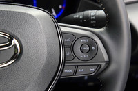 先進の予防安全パッケージ「Toyota Safety Sense」は全車に標準装備。写真はステアリングホイールの右スポークに並ぶクルーズコントロールの操作スイッチ。