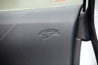 ドアトリムに施された鷹（タカ）のアイコン。初代から受け継がれる「ハリアー」伝統のマークだ。