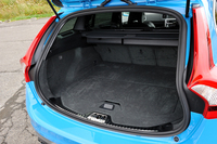 「V60 T6 AWD R-DESIGN」のラゲッジスペース。リアシートは40：20：40の3分割可倒式。