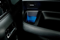 ブルーイルミネーション付きフロントドリンクホルダー