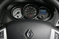 「GTライン」のメーターパネル。回転計、速度計ともにアナログメーターが装備される。