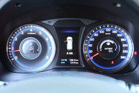 240km/hまで目盛りが切られたスピードメーター。中央の液晶モニターには、韓国語（！）も見られる。