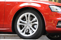 ホイールは「Sデザイン5パラレルスポーク」と呼ばれる18インチホイールが組み合わされる。