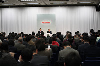 当日朝の案内にもかかわらず、記者会見会場は報道陣でいっぱい。