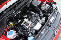 従来の1.4リッターNAと比べると、パワーが20ps、トルクは4.4kgmアップしたうえ、10・15モード燃費も3.0km/リッター向上した。
