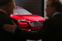 存在感を増したシグネチャーウイングは「強い意志」を、LED導光リングを採用したヘッドランプは「生命力に満ちた瞳」を表現しているという。