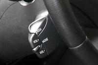 「フォード・フォーカス」の純正ステアリングリモコン。これでアルパインAVヘッドユニットの音量調整やトラック送り／戻しなどの操作が可能に。