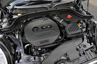 「クーパー」の1.5リッター直3直噴ターボエンジン。136psの最高出力と22.4kgmの最大トルクを発生する。